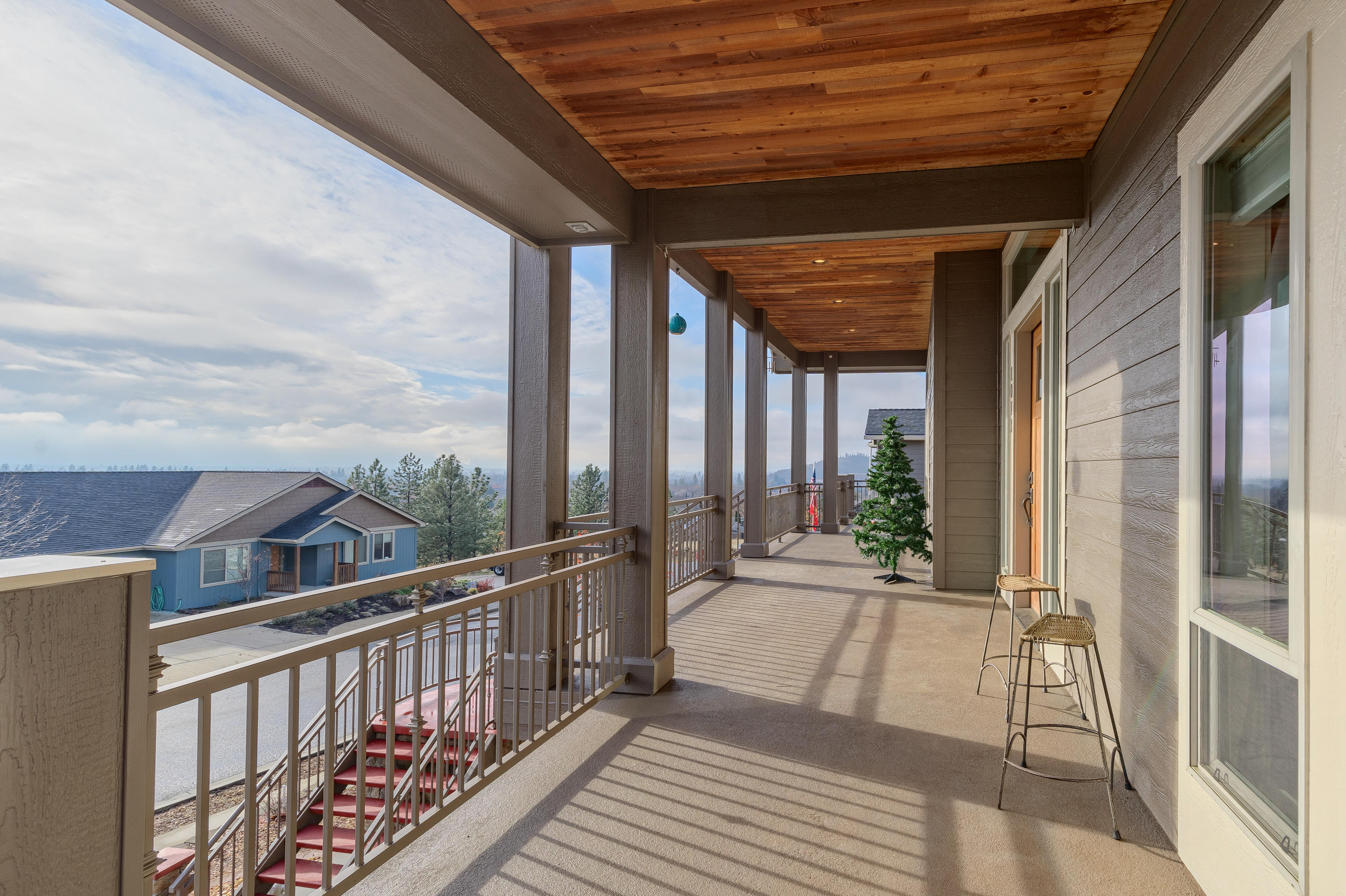 >Expansive decking