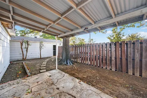 a view of a backyard