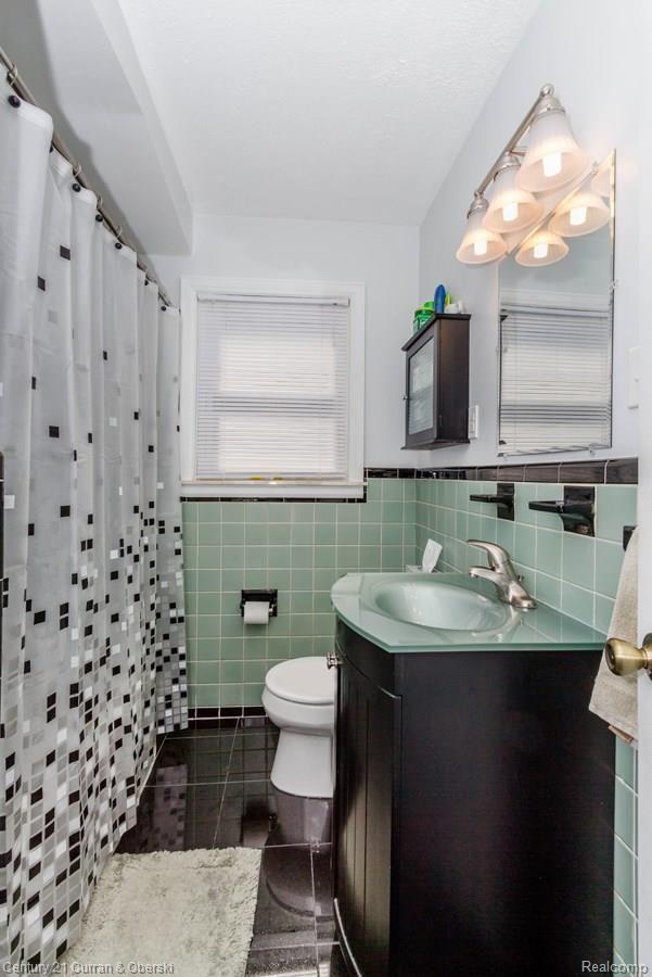 13438 Rosedale Street Southgate, MI 48195 - Photo 10 of 32 Bathroom