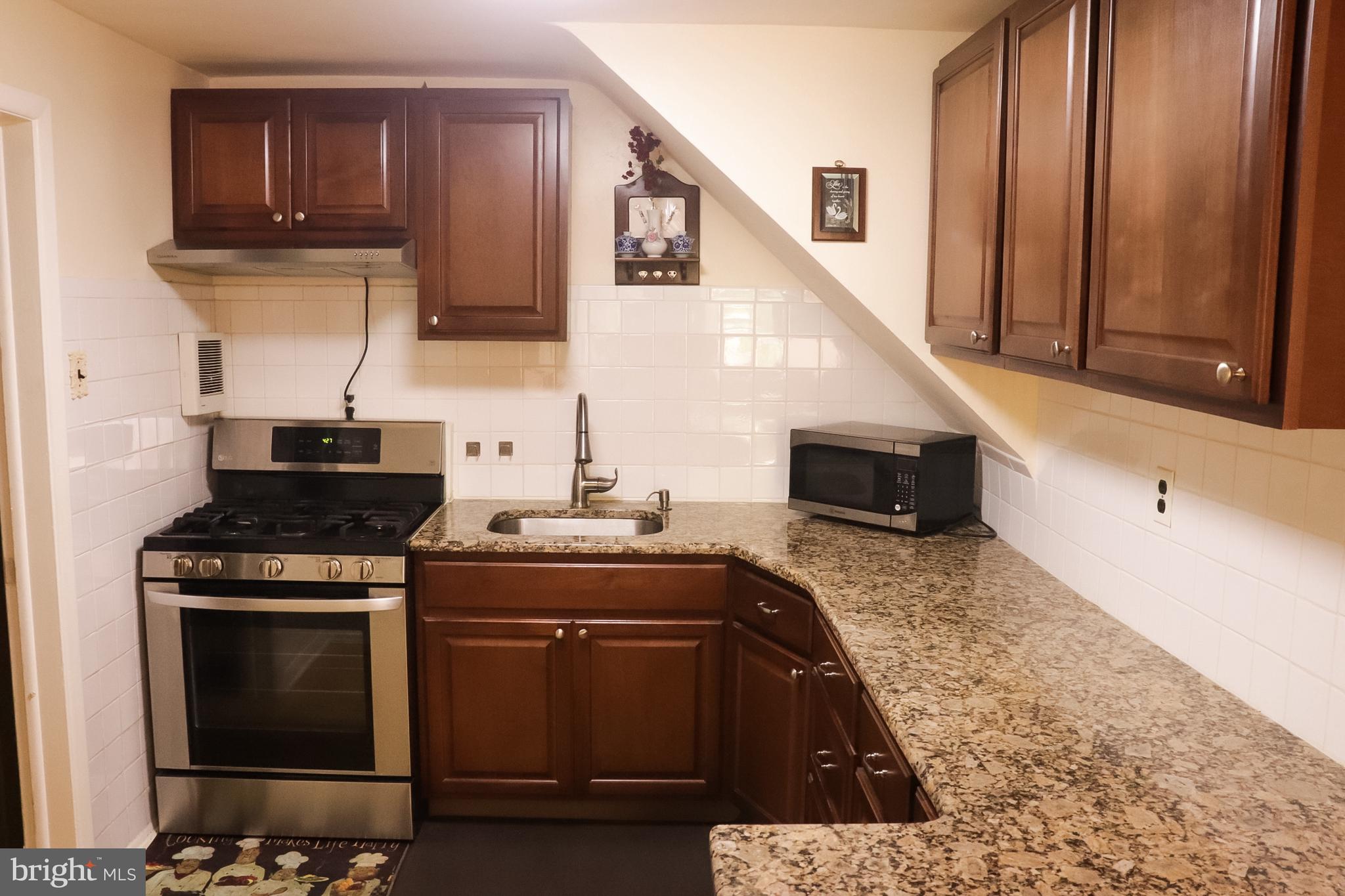 122 Wiltshire Road Claymont, DE 19703 - Photo 5 of 18 Updated kitchen with granite countertops
