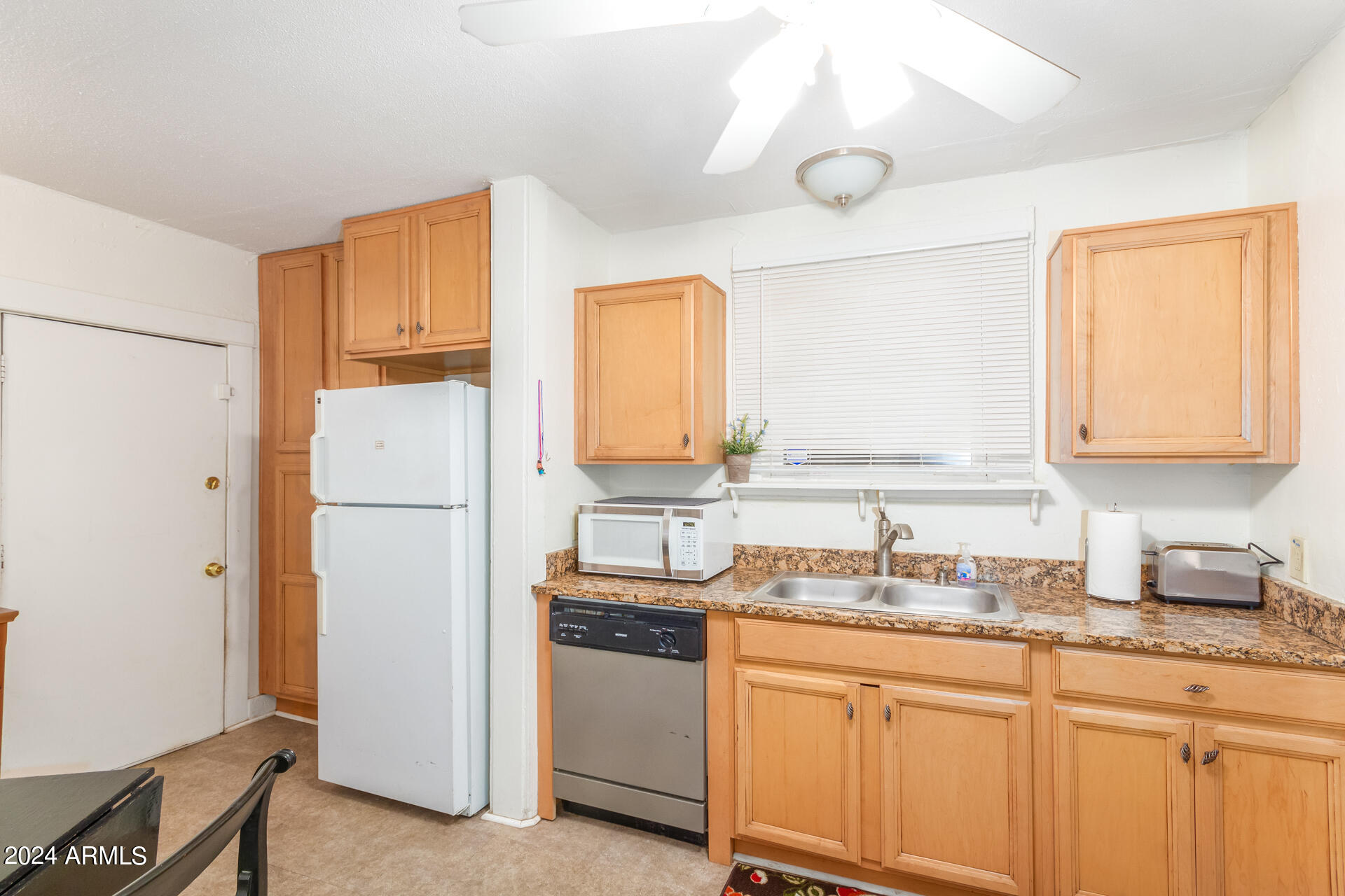 2111 North 24th Place Phoenix, AZ 85008 - Photo 15 of 32 Kitchen