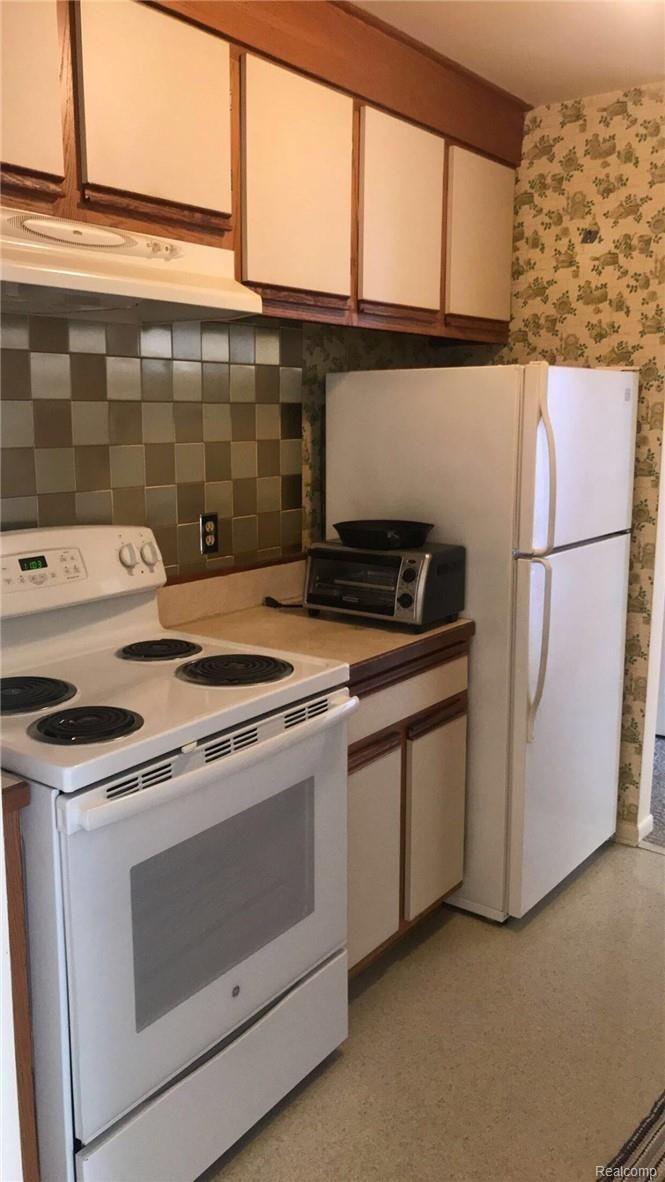 1199 South Sheldon Road, Unit 25 Plymouth, MI 48170 - Photo 9 of 22 Kitchen 1.jpg