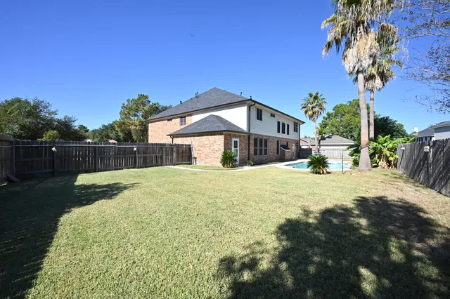 a view of a house with a backyard