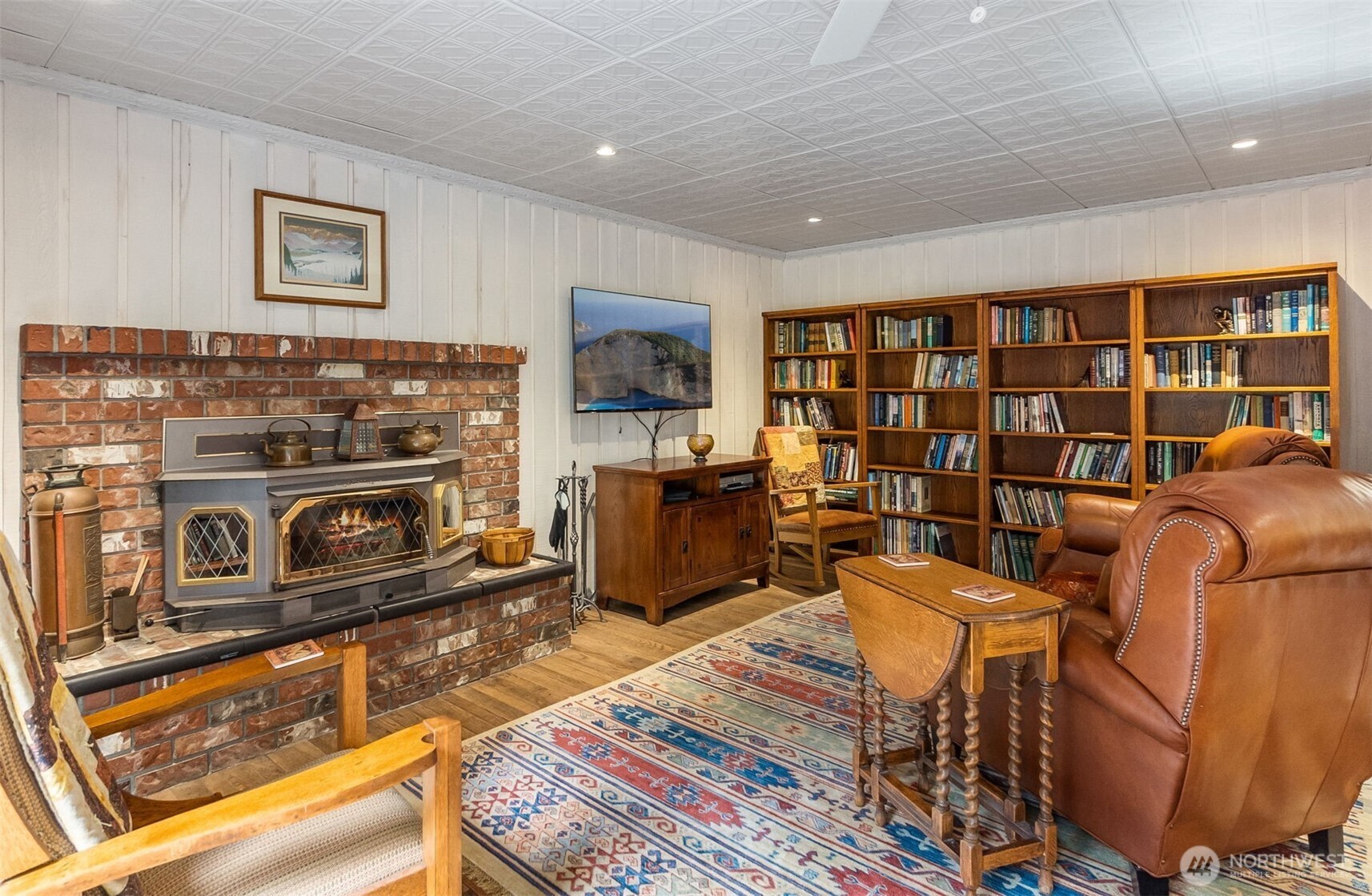 711 Purkey Avenue Aberdeen, WA 98520 - Photo 12 of 39 a living room with furniture and a fireplace