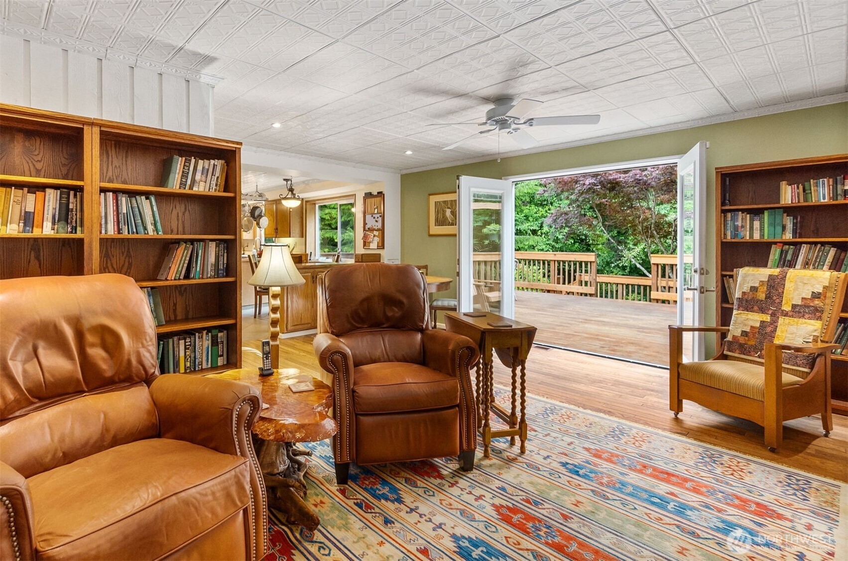 711 Purkey Avenue Aberdeen, WA 98520 - Photo 13 of 39 a living room with furniture and a book shelf