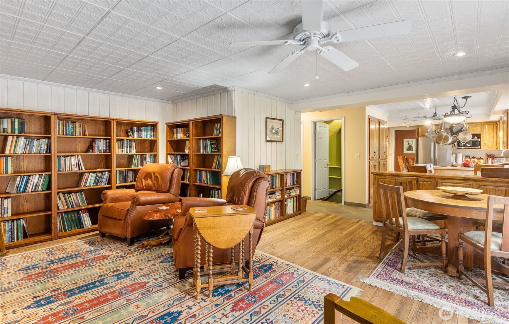 711 Purkey Avenue Aberdeen, WA 98520 - Photo 20 of 39 a living room with furniture and a book shelf