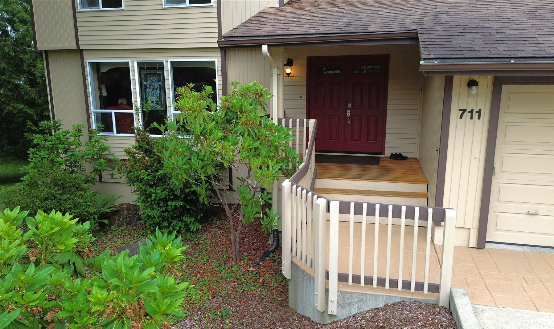 711 Purkey Avenue Aberdeen, WA 98520 - Photo 2 of 39 a front view of a house with a porch