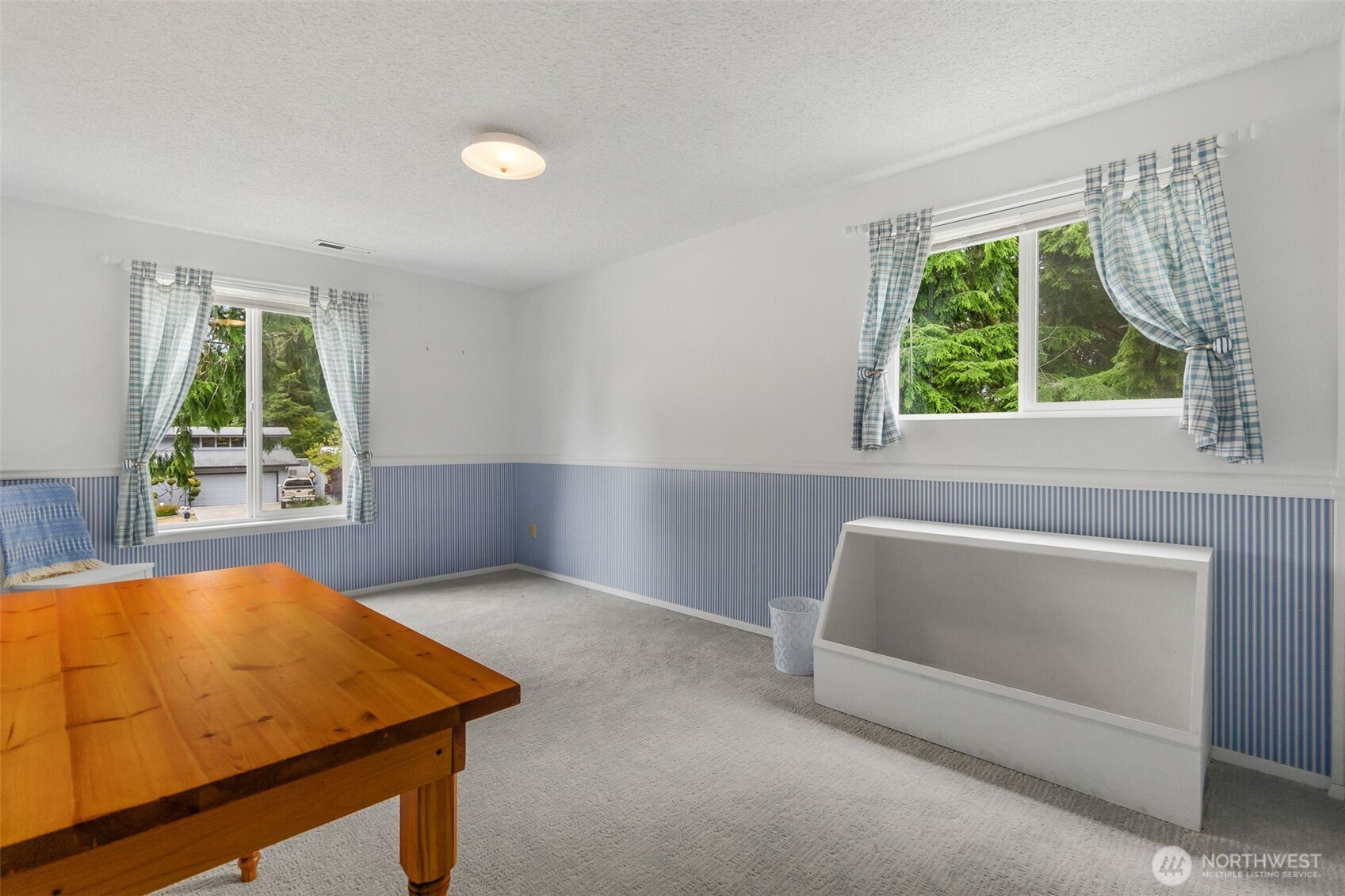 711 Purkey Avenue Aberdeen, WA 98520 - Photo 26 of 39 a room with furniture and a window