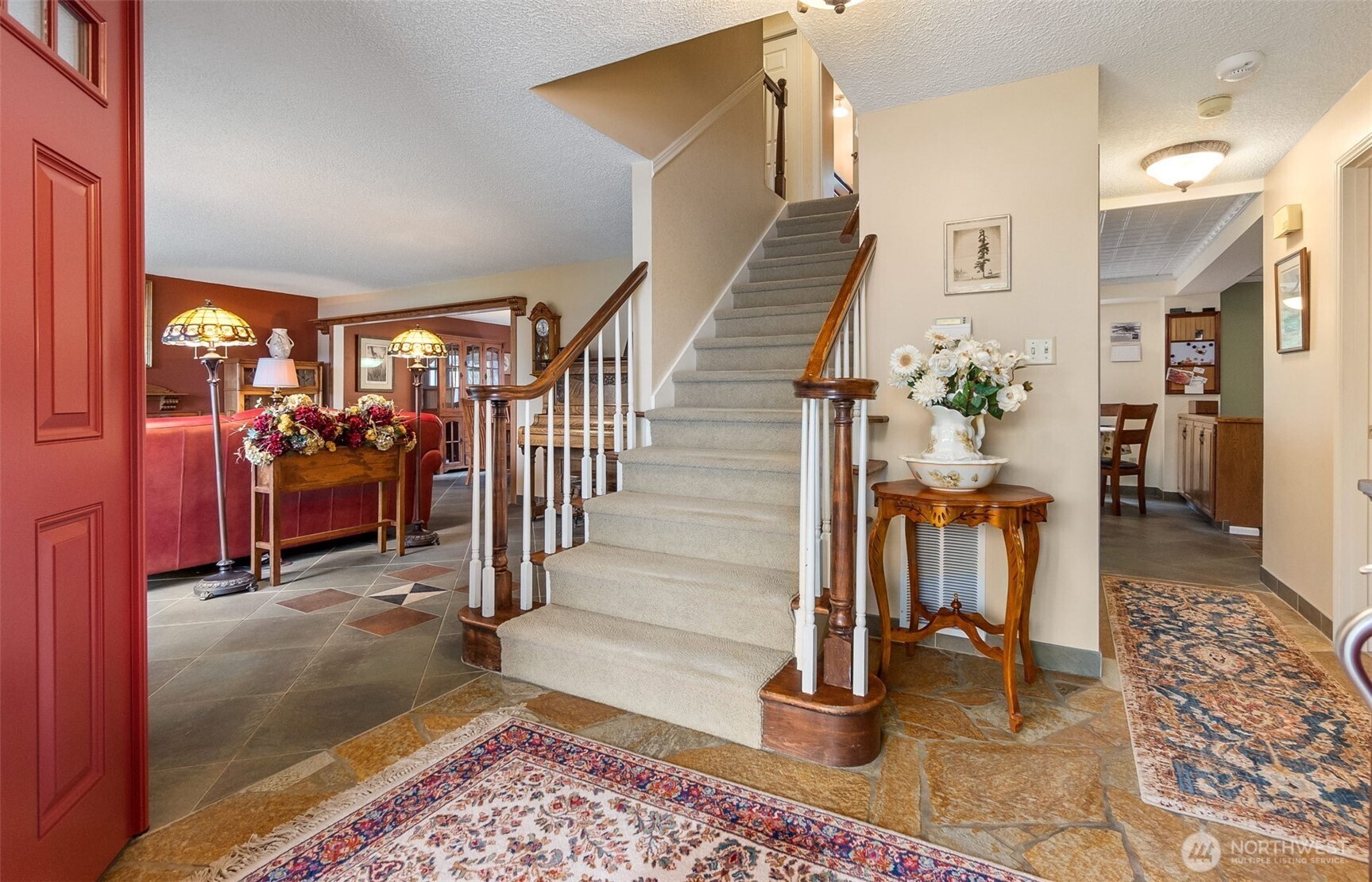 711 Purkey Avenue Aberdeen, WA 98520 - Photo 3 of 39 a view of entryway and livingroom