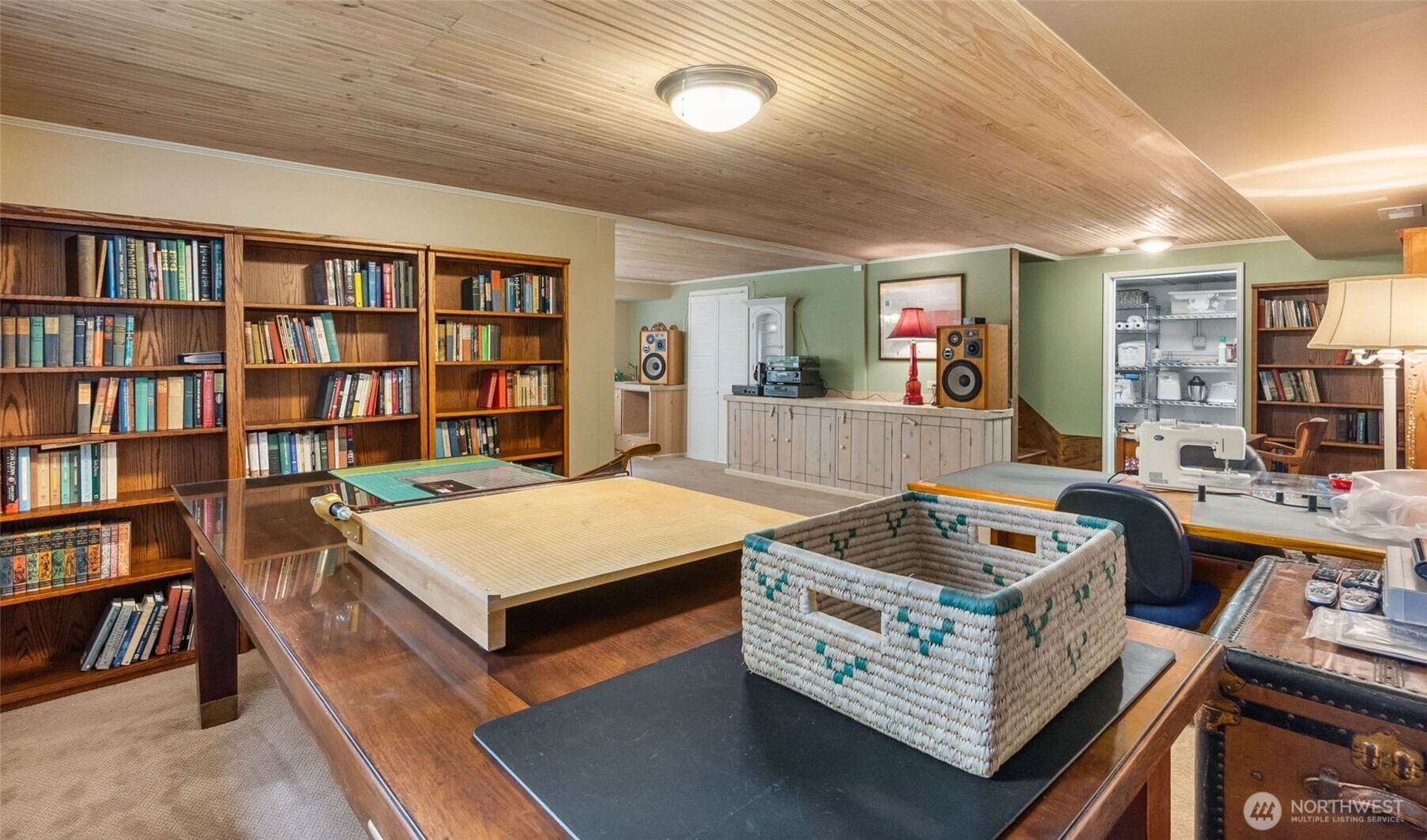 711 Purkey Avenue Aberdeen, WA 98520 - Photo 31 of 39 a living room with furniture and a book shelf