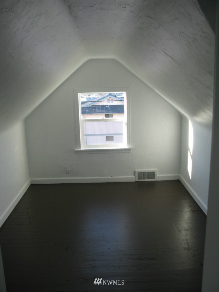 1602 Wheaton Way Bremerton, WA 98310 - Photo 11 of 15 Gallery Image 11
