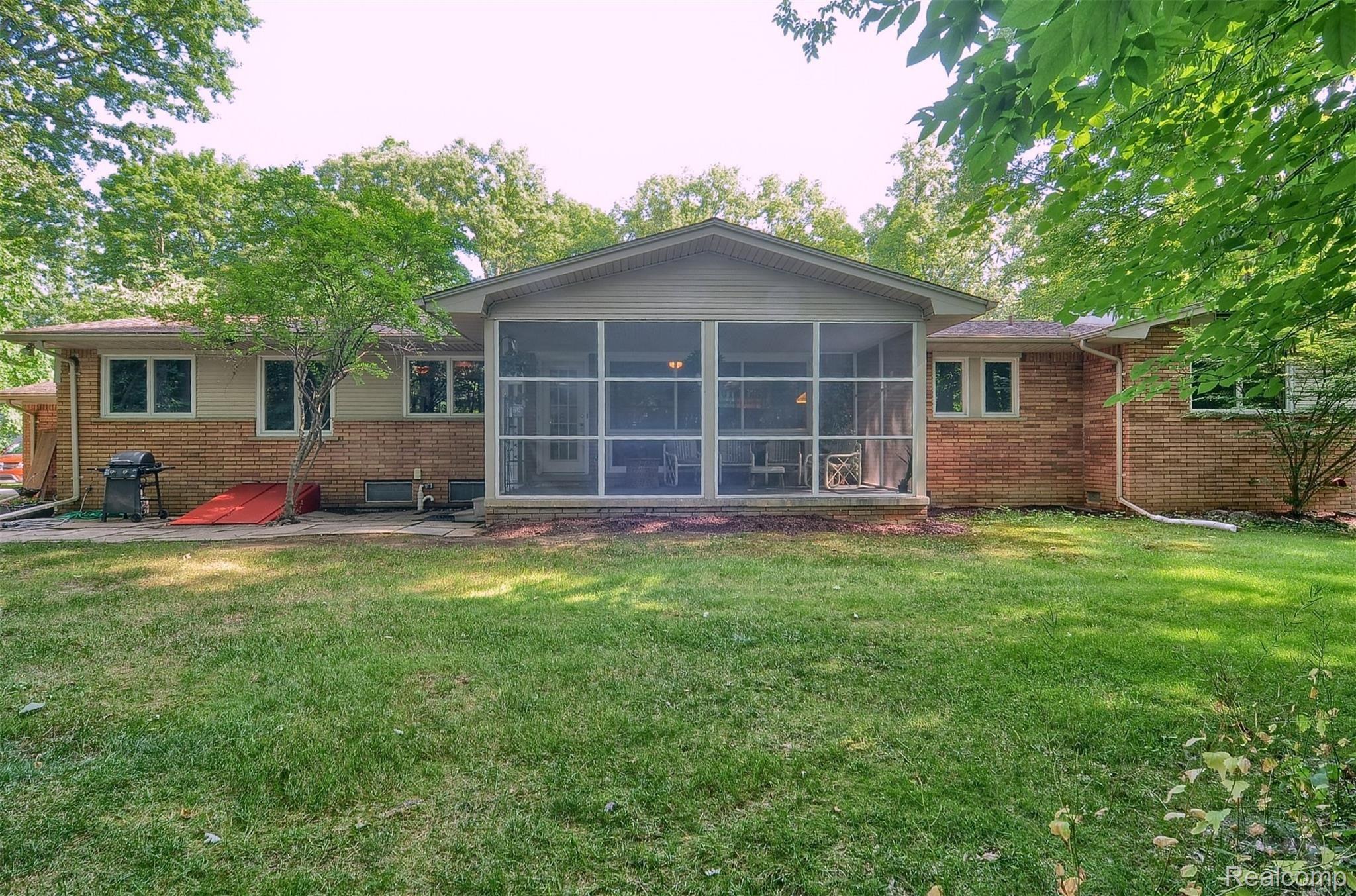 205 Wimberly Drive Rochester, MI 48306 - Photo 27 of 30 205 Wimberly Rear.jpg