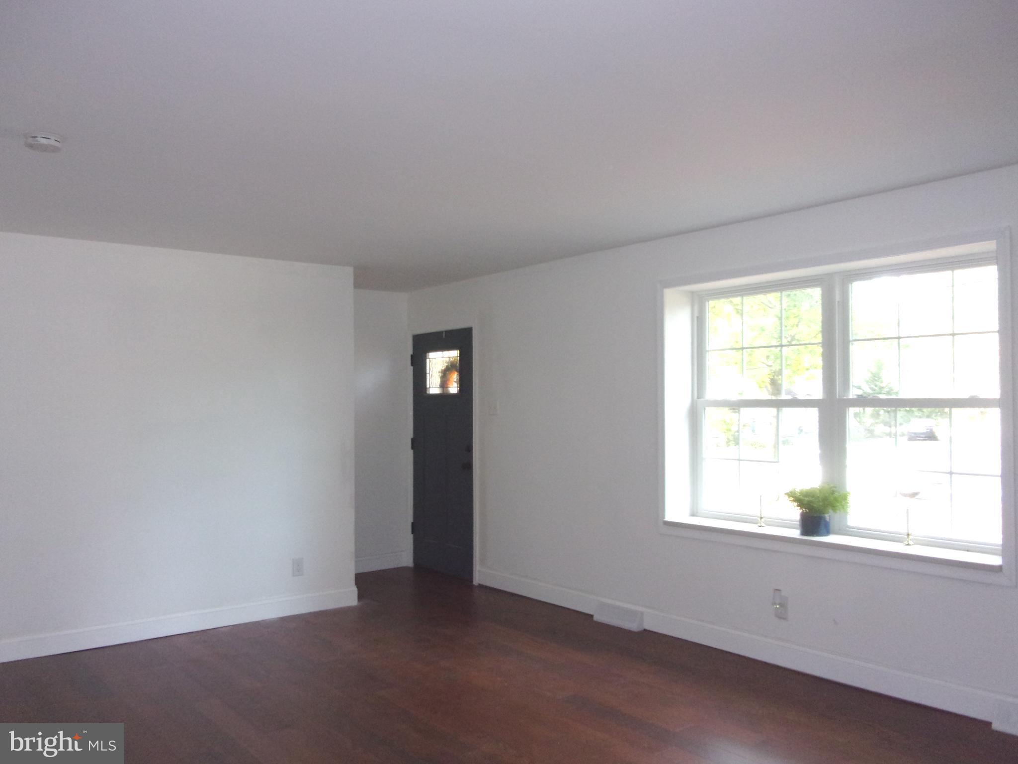 262 Sunset Road Barrington, NJ 08007 - Photo 17 of 31 Living Room