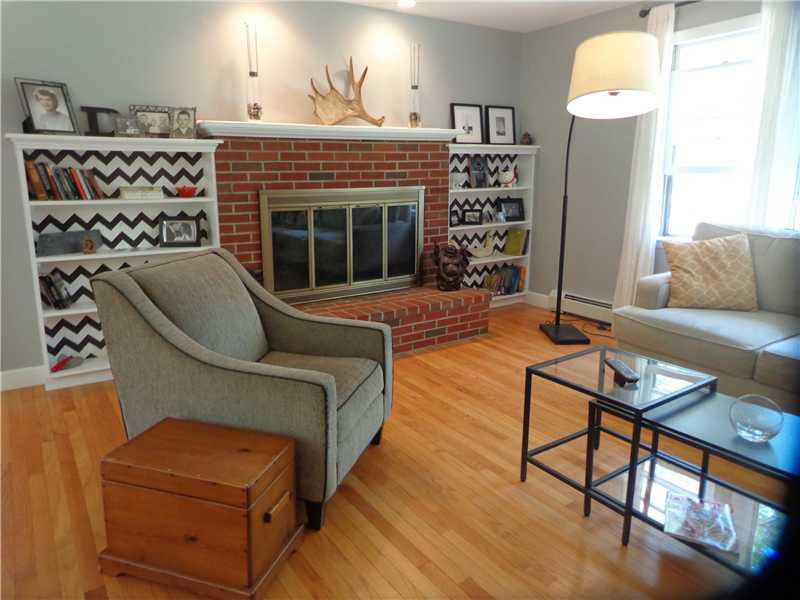 11 Woodville Road Falmouth, ME 04105 - Photo 9 of 35 Living Room.