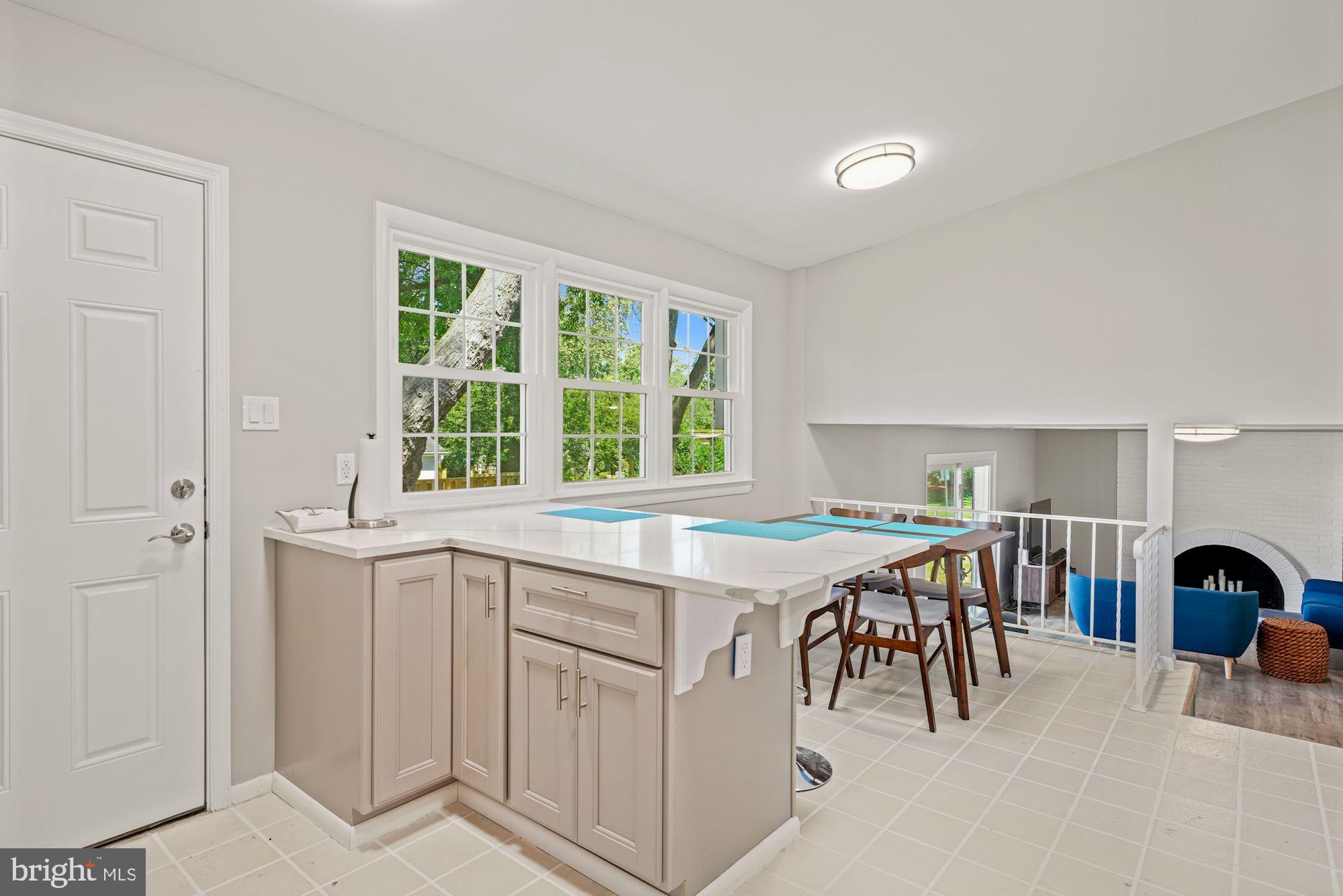 8801 Postoak Road Potomac, MD 20854 - Photo 10 of 28 Breakfast Bar