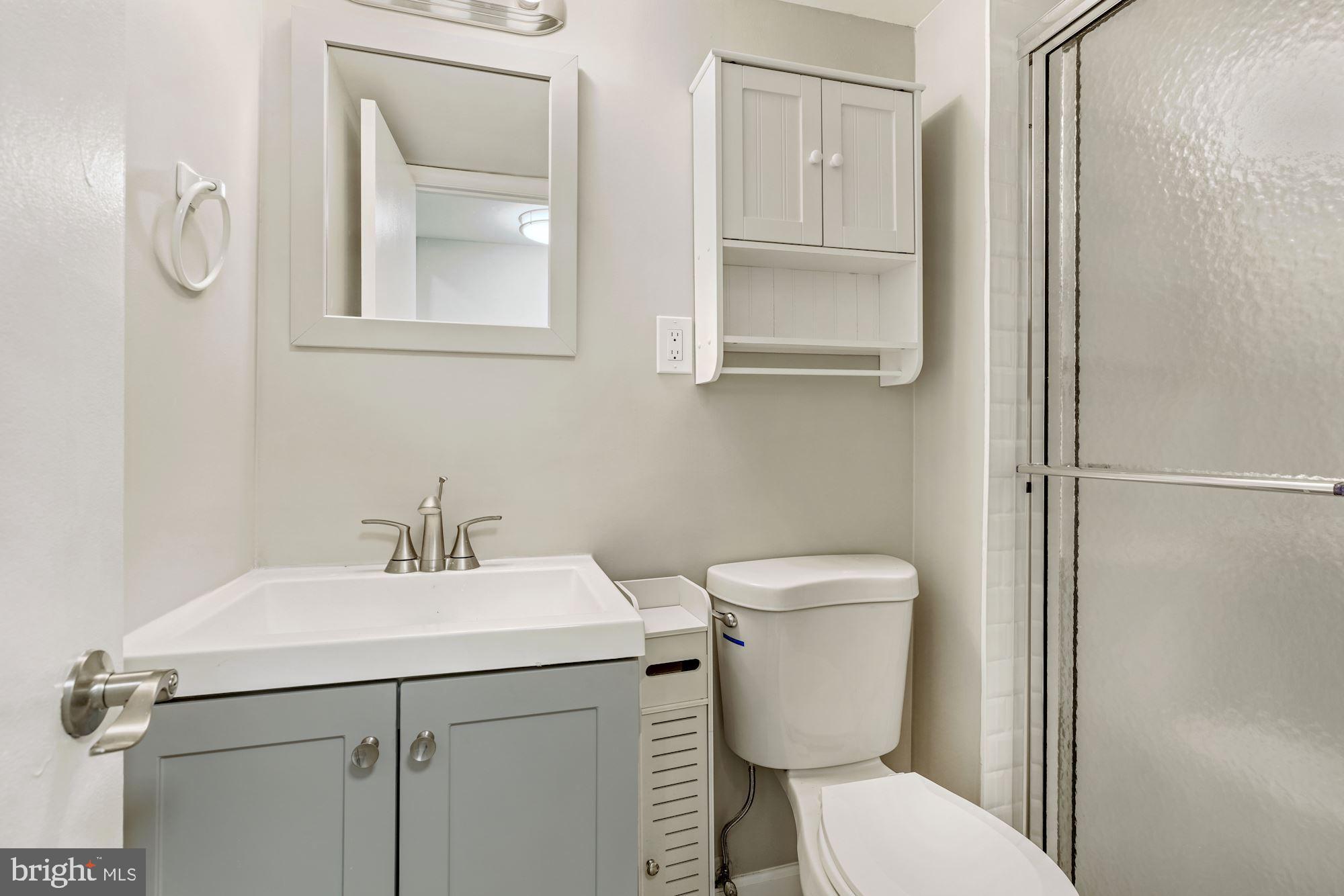 8801 Postoak Road Potomac, MD 20854 - Photo 16 of 28 Main Level Full Bathroom