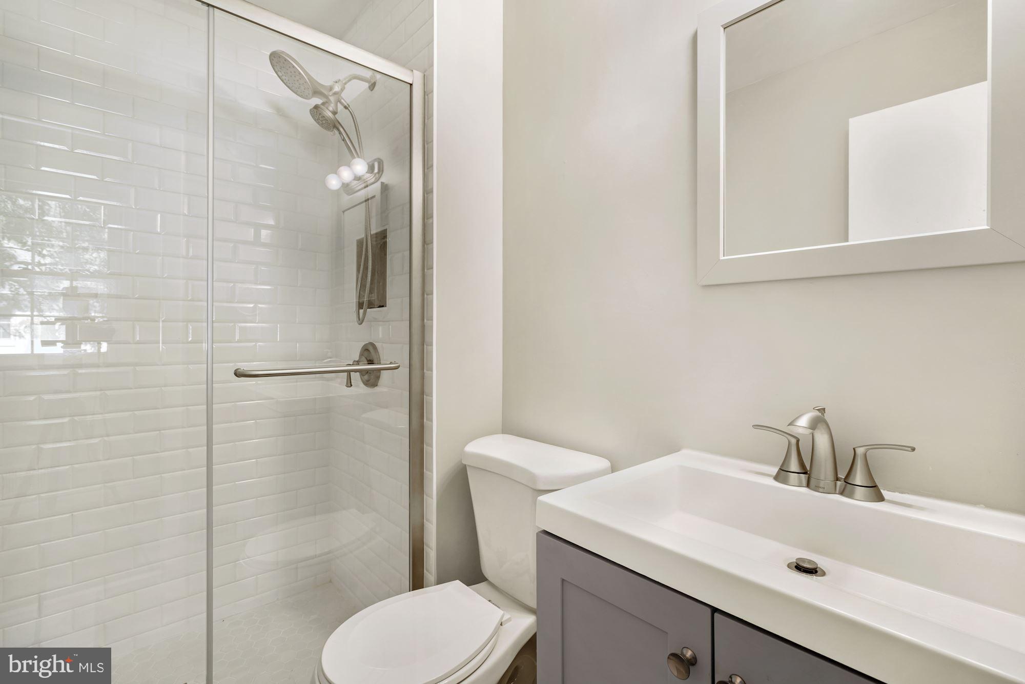 8801 Postoak Road Potomac, MD 20854 - Photo 19 of 28 Modern Owner's Bathroom