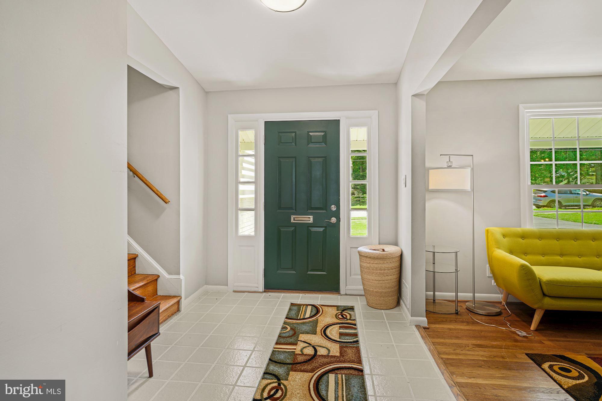 8801 Postoak Road Potomac, MD 20854 - Photo 3 of 28 Foyer Entry