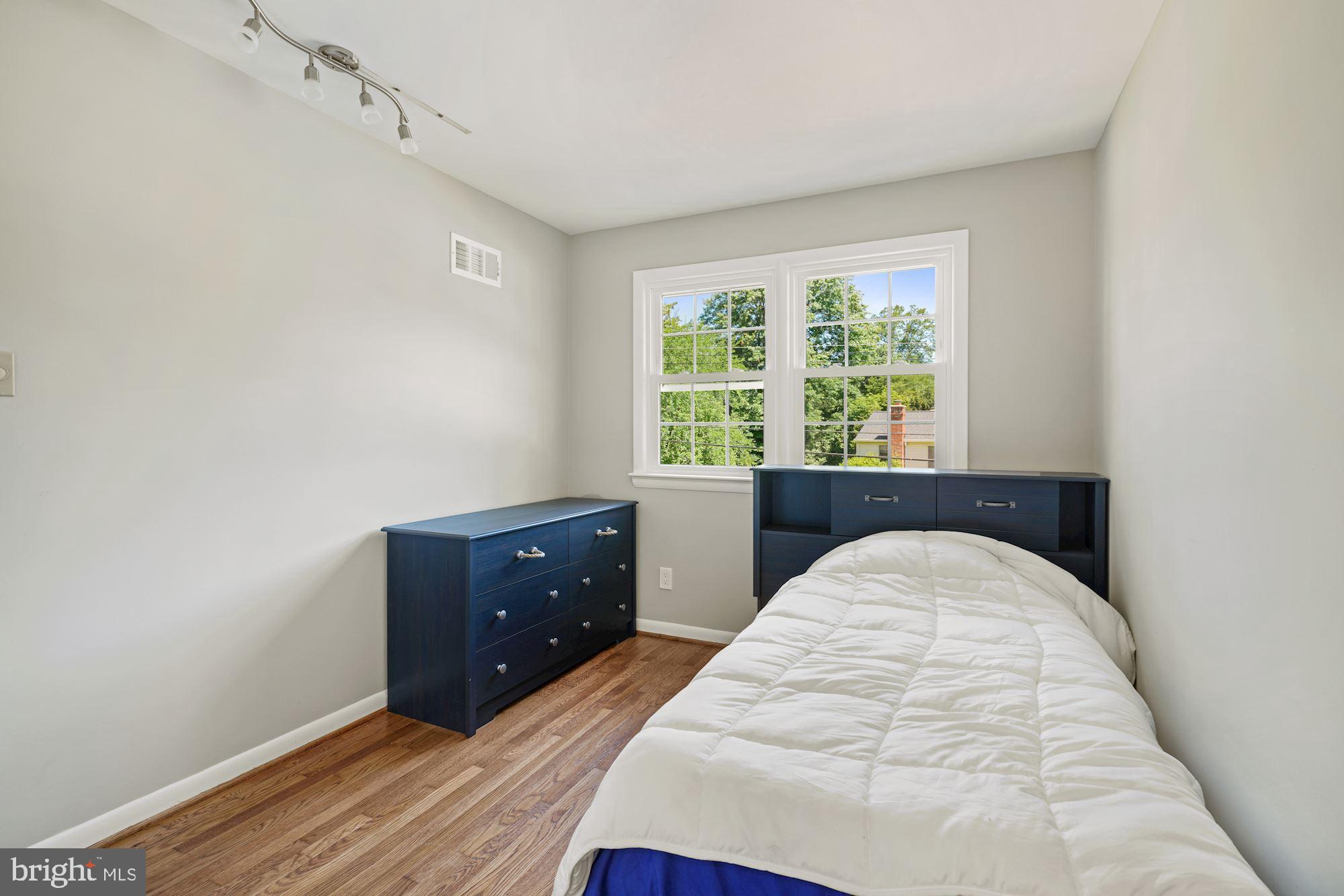 8801 Postoak Road Potomac, MD 20854 - Photo 23 of 28 Upper Level Bedroom 3