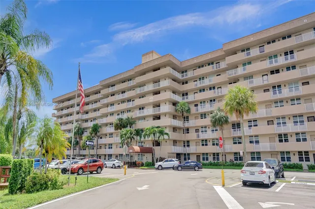 a picture of a bench in a white house