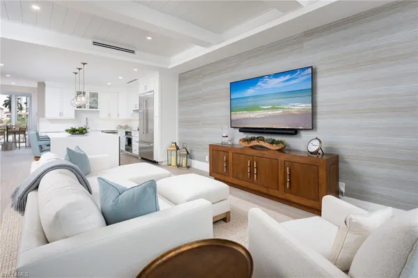 $3,550,000 | 4000 Gulf Shore Boulevard North, Unit 400, Naples, FL 34103