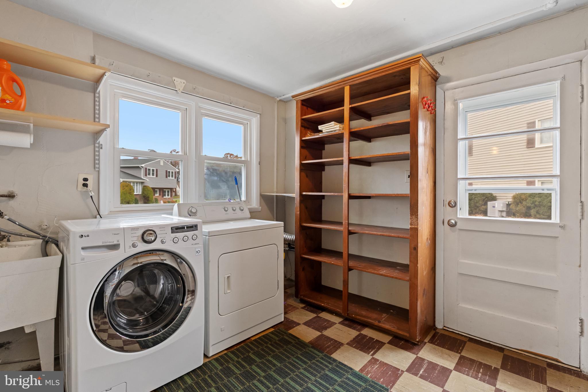 302 Wessling Circle Baltimore, MD 21228 - Photo 33 of 41 a utility room with dryer and washer