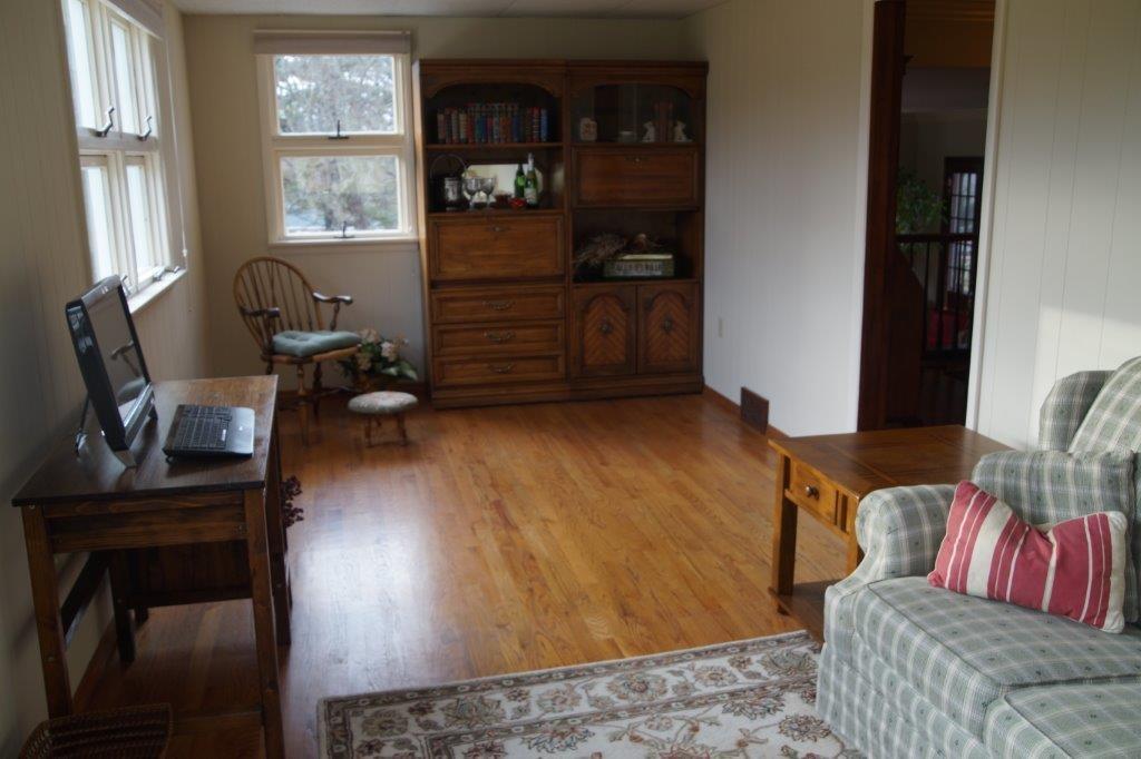118 Shafer Road Coraopolis, PA 15108 - Photo 11 of 25 Family Room with Hardwood floor.