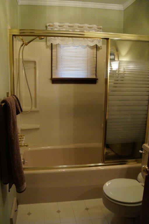 118 Shafer Road Coraopolis, PA 15108 - Photo 15 of 25 Bath showing tub & shower area.