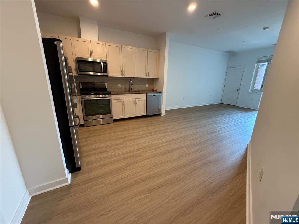 2050 North Central Road, Unit 801 Fort Lee, NJ 07024 - Photo 2 of 18