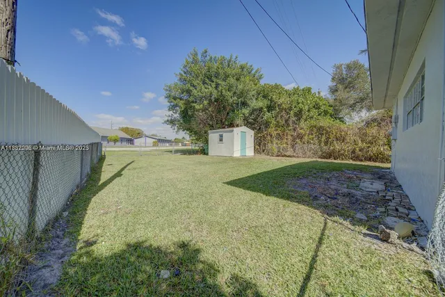 a view of a backyard