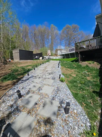 a view of a back yard