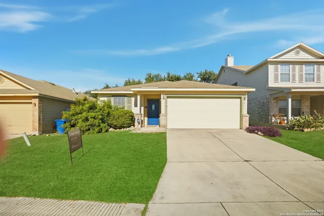 a view of a house with backyard and garden