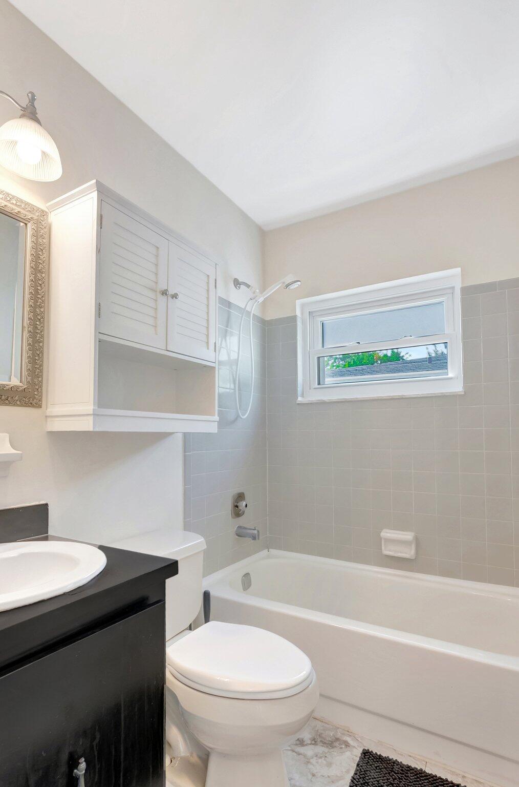 11192 Mustang Street Boca Raton, FL 33428 - Photo 17 of 38 Guest bathroom
