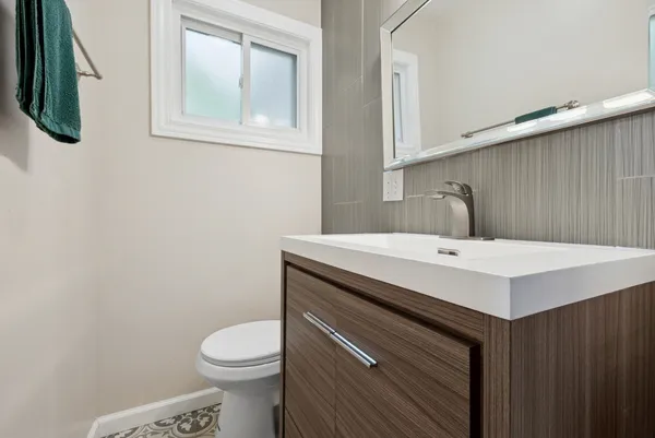 $2,400 | 9127 South Essex Avenue, Chicago, IL 60617