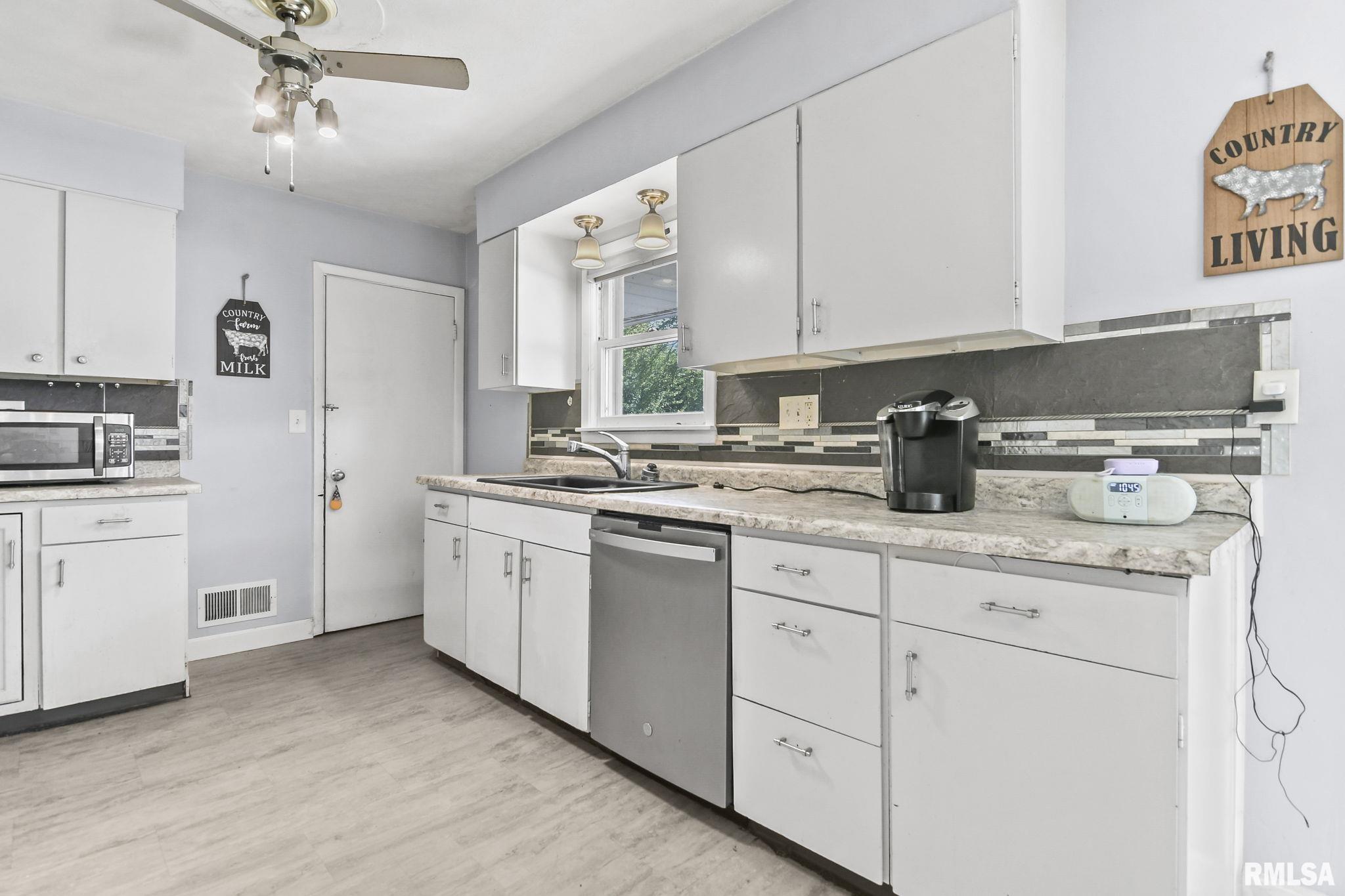 2736 Queensway Road Springfield, IL 62703 - Photo 9 of 24