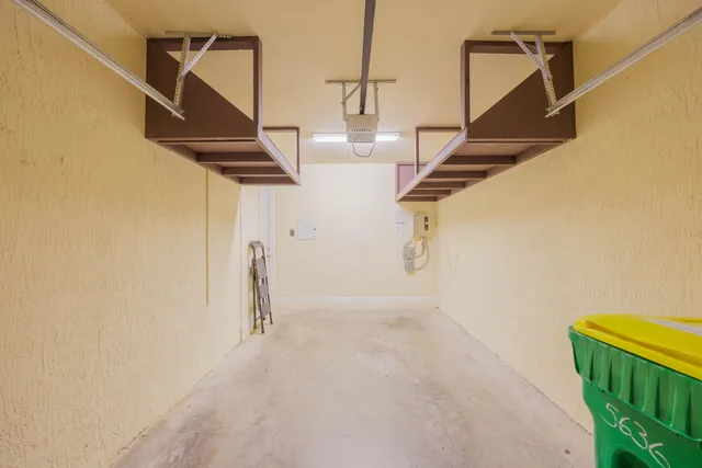a view of entryway and kitchen area