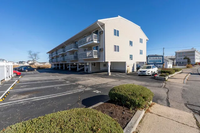 $179,999 | 550 Winnacunnet Road, Unit 318, Hampton, NH 03842