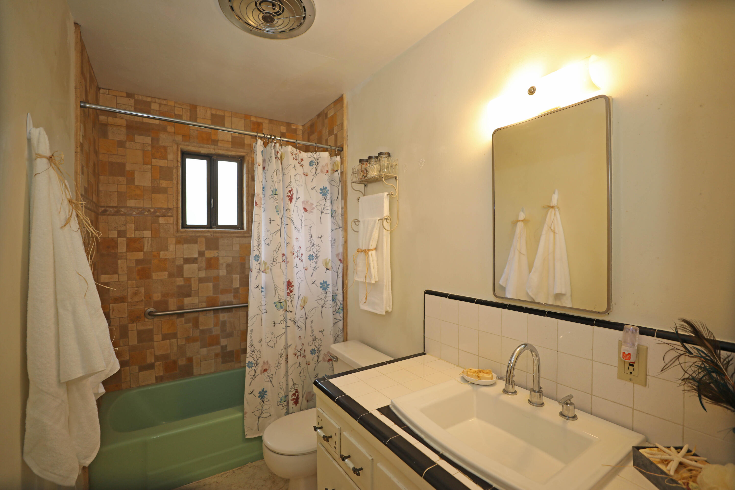 16004 Cloverdale Road Anderson, CA 96007 - Photo 8 of 21 Bathroom #1