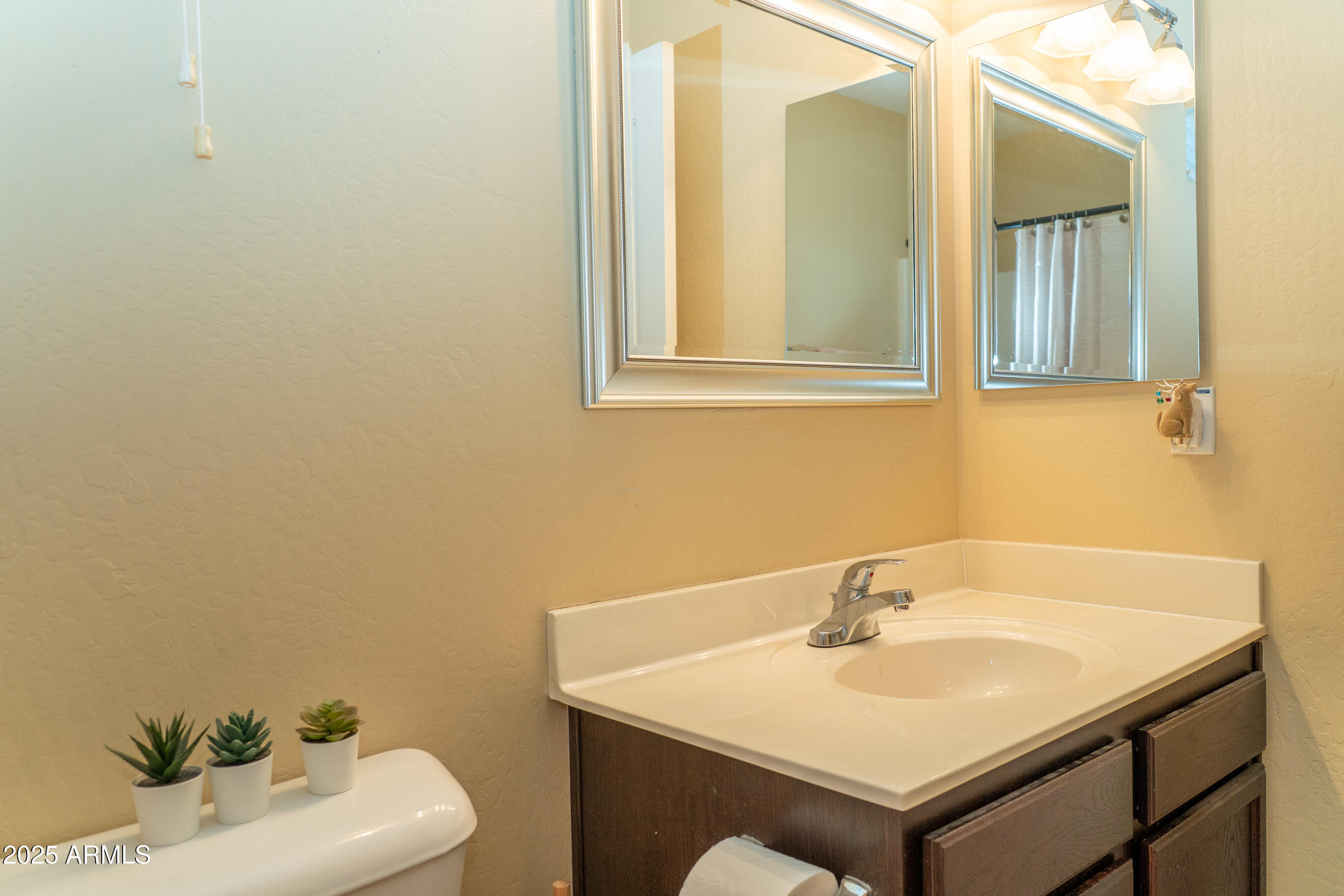 10225 West Camelback Road, Unit 45 Phoenix, AZ 85037 - Photo 21 of 29 Upstairs hall bath