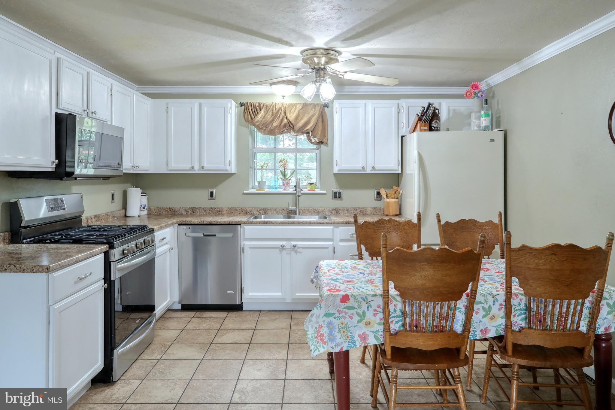 2245 Heather Road York, PA 17408 - Photo 5 of 27 Gallery Image 5