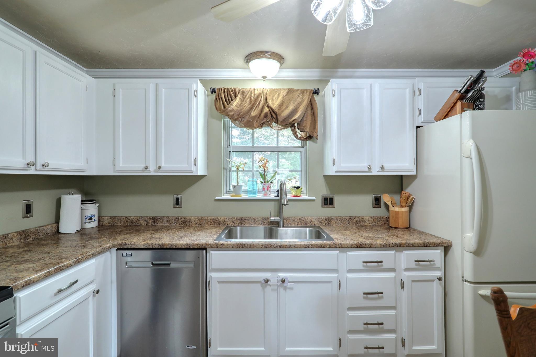 2245 Heather Road York, PA 17408 - Photo 6 of 27 Gallery Image 6