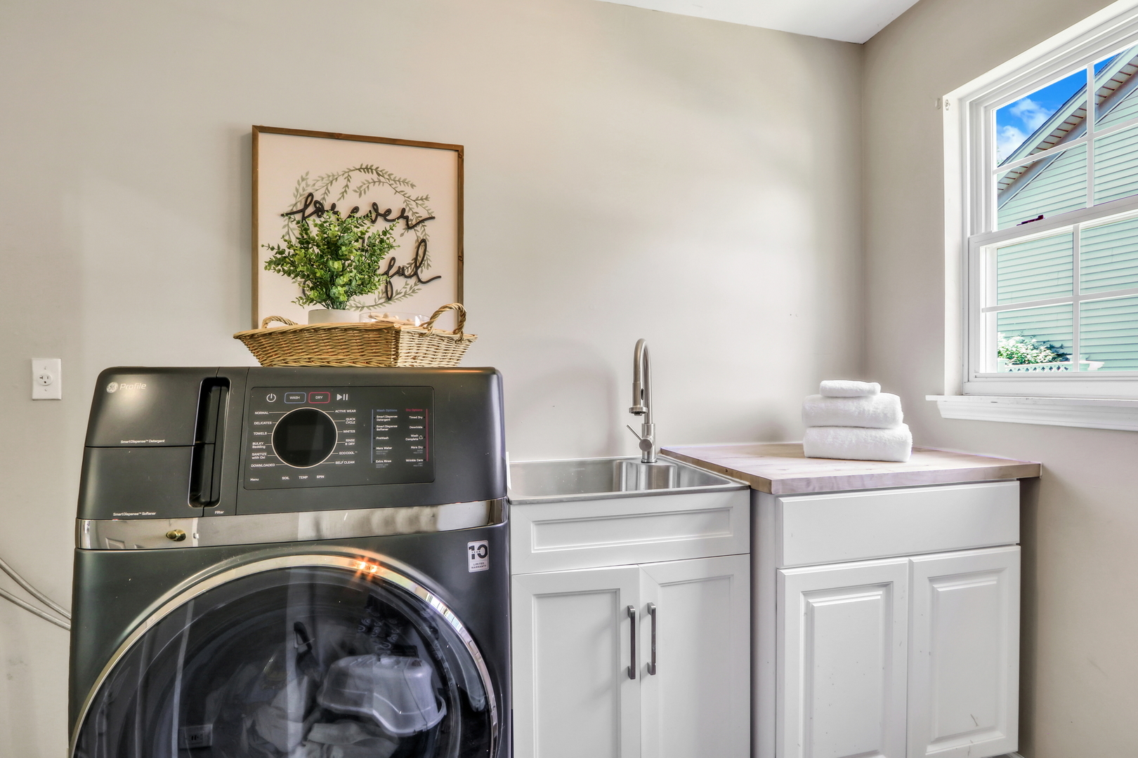 32 Highland Road Grayslake, IL 60030 - Photo 17 of 39 a close view of sink a washer and dryer