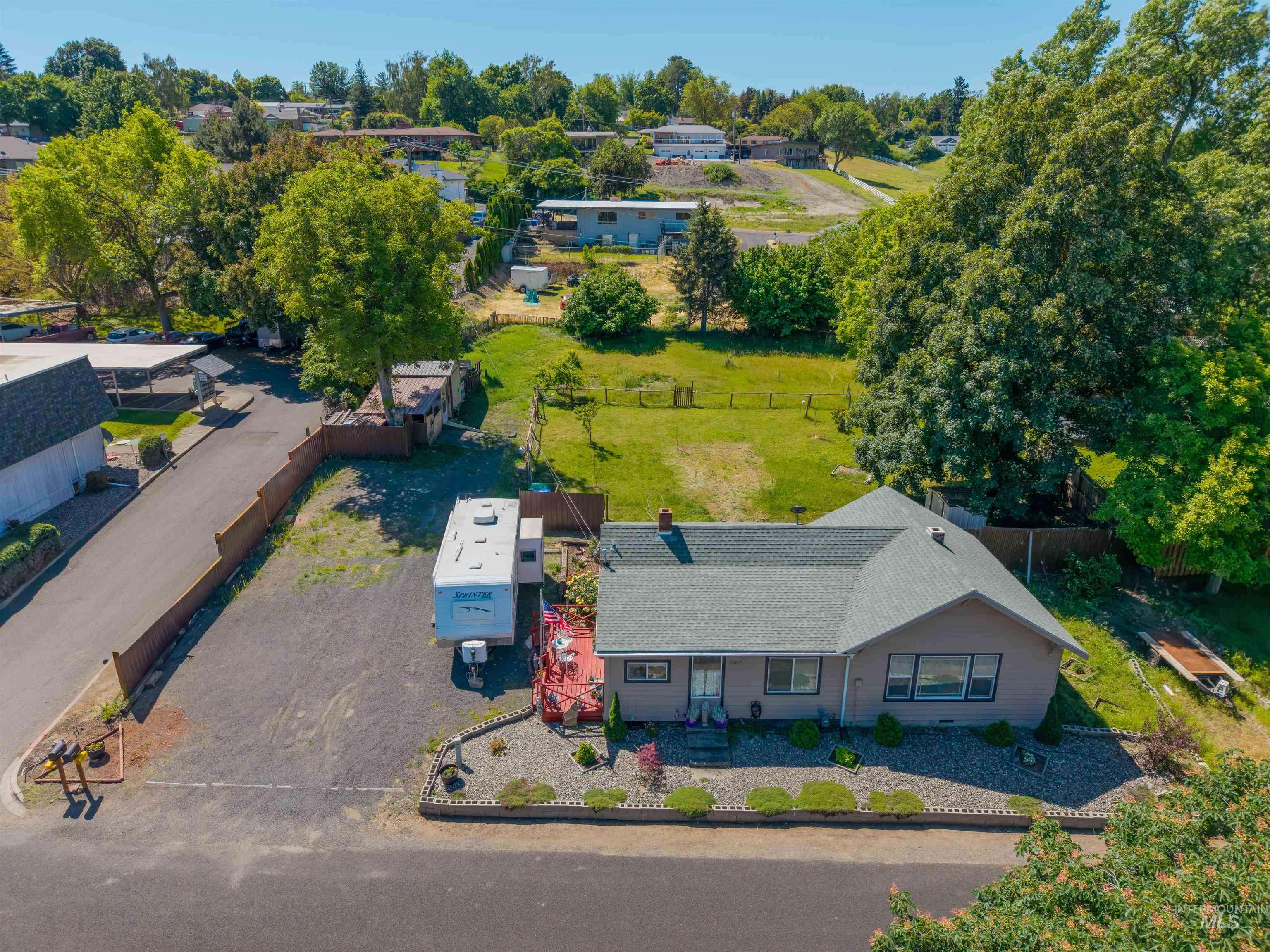 238 Hillcrest Road Lewiston, ID 83501 - Photo 6 of 27 Single-story residence featuring a gray shingle roof and neutral siding
