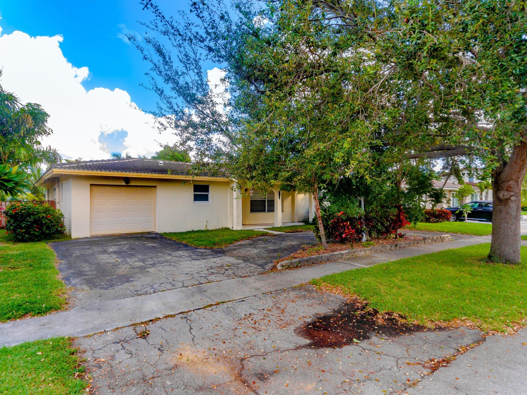 2411 Northeast 46th Street Lighthouse Point, FL 33064 - Photo 12 of 12 a view of a backyard with a large tree