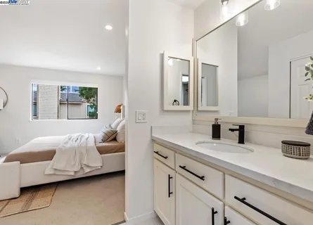 a en suite bathroom with a double vanity sink and mirror