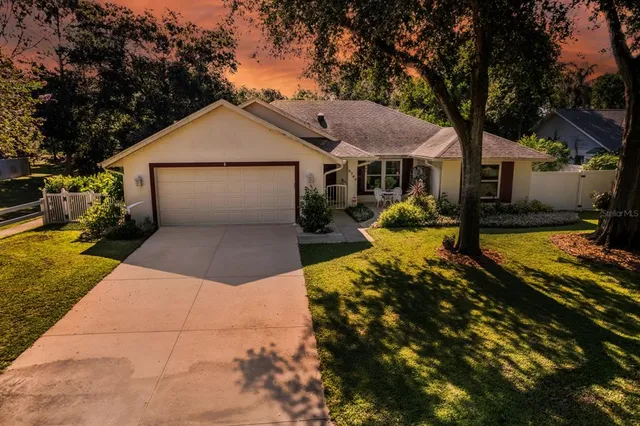 a view of a house with backyard