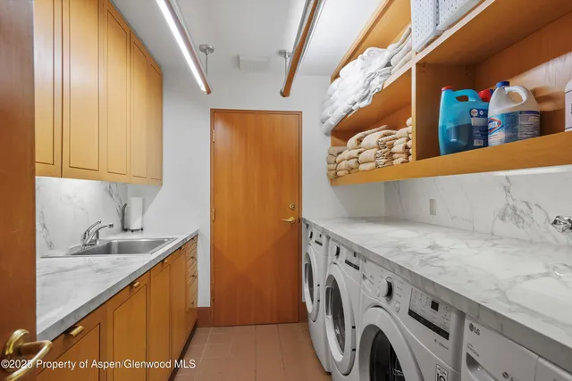 a view of utility room