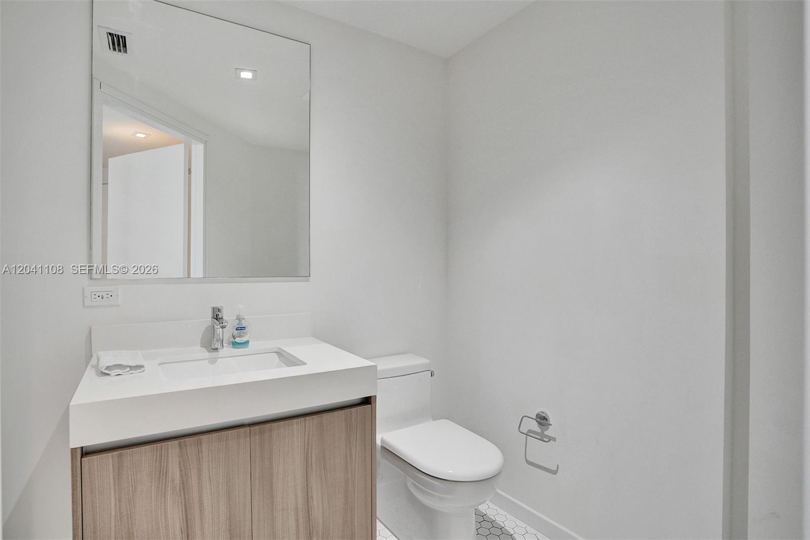 401 North Birch Road, Unit 715 Fort Lauderdale, FL 33304 - Photo 19 of 48 Guest bathroom by the den