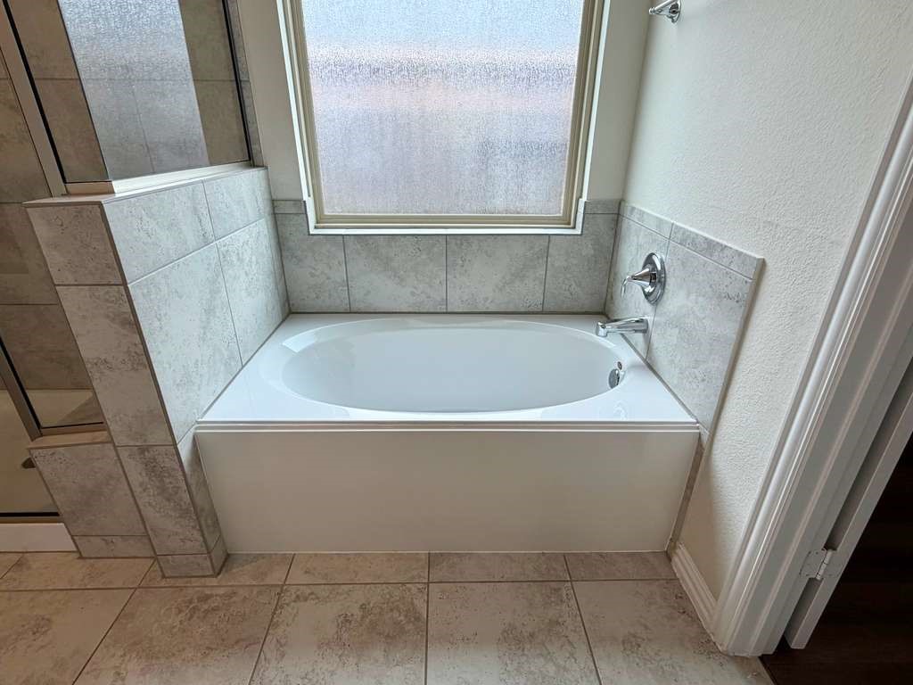 28614 Oakmist Point Lane Katy, TX 77494 - Photo 18 of 42 a bathroom with a bathtub