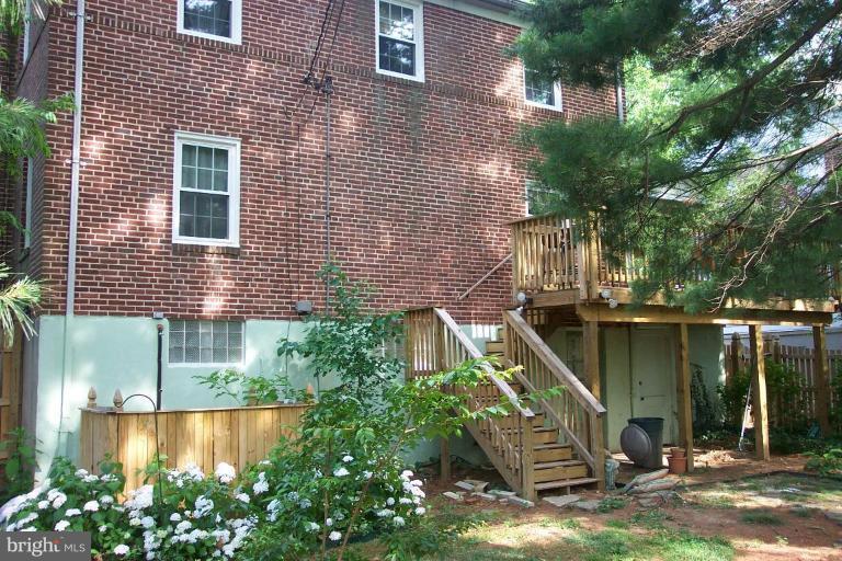 7114 York Road Baltimore, MD 21212 - Photo 2 of 15 a front view of a house with a yard